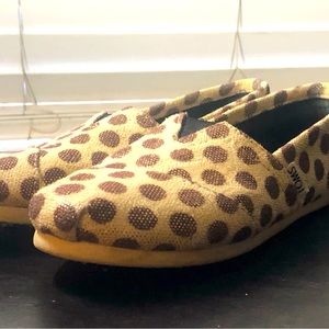 Tom's Classics Women's Canvas Slip-On Tan with Gold Polka Dots Shoes - Size 6